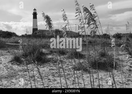 Phare historique de Tybee Island vu de la plage en Géorgie, États-Unis. Banque D'Images