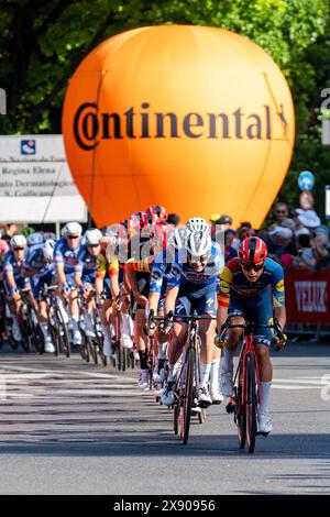 Les cyclistes s'affrontent lors du 107e Giro d'Italia 2024, étape 21, Roma-Roma de 125 km de long. Tadej Pogacar (UAE Team Emirates) a remporté le 107ème Giro d'Italia, portant la dernière Maglia Rosa du leader du classement général. Daniel Felipe Martinez (Bora ñ Hansgrohe) et Geraint Thomas (Ineos Grenadiers) ont terminé deuxième et troisième. Tim Merlier (Soudal Quick-Step) a remporté l'étape 21, le Roma-Roma de 125 km de long. (Photo de Stefano Costantino / SOPA images/SIPA USA) Banque D'Images