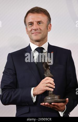 28 mai 2024, Rhénanie-du-Nord-Westphalie, Münster : Emmanuel Macron, Président de la République française, tient le Prix international de la paix de Westphalie dans la salle de bal de la mairie historique de Münster. Le président français Macron et son épouse effectuent une visite d'État de trois jours en Allemagne à l'invitation du président fédéral Steinmeier. Photo : Rolf Vennenbernd/dpa Banque D'Images