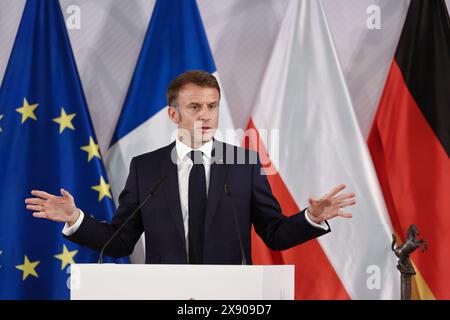 28 mai 2024, Rhénanie-du-Nord-Westphalie, Münster : Emmanuel Macron, Président de la République française, prend la parole dans la salle de bal de la mairie historique de Münster lors de la cérémonie de remise du Prix international de la paix de Westphalie. Le président français Macron et son épouse effectuent une visite d'État de trois jours en Allemagne à l'invitation du président fédéral Steinmeier. Photo : Rolf Vennenbernd/dpa Banque D'Images