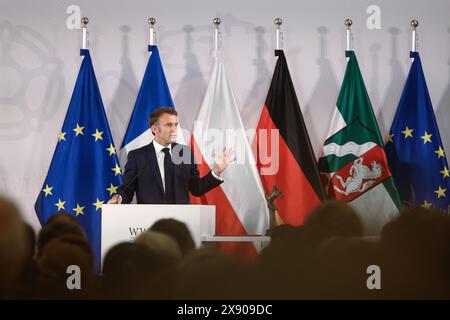 28 mai 2024, Rhénanie-du-Nord-Westphalie, Münster : Emmanuel Macron, Président de la République française, prend la parole dans la salle de bal de la mairie historique de Münster lors de la cérémonie de remise du Prix international de la paix de Westphalie. Le président français Macron et son épouse effectuent une visite d'État de trois jours en Allemagne à l'invitation du président fédéral Steinmeier. Photo : Rolf Vennenbernd/dpa Banque D'Images