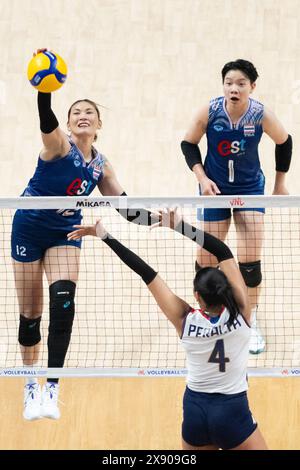 Macao, Chine. 28 mai 2024. Hattaya Bamrungsuk (G), de Thaïlande, lance le ballon lors du match entre la Thaïlande et la République dominicaine à la Ligue des Nations féminines de volleyball 2024 Macao à Macao, dans le sud de la Chine, le 28 mai 2024. Crédit : Cheong Kam Ka/Xinhua/Alamy Live News Banque D'Images