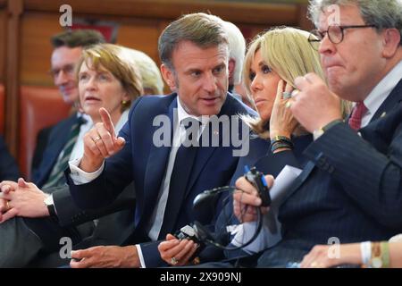 Verleihung Internationaler Preis des Westfaelischen Friedens 2024 Emmanuel Macron gemeinsam mit seiner Ehefrau Brigitte Macronbei der Verleihung des westfaelischen Friedenspreis 2024, Muenster, 28.05.2024 Muenster Nordrhein-Westfalen Deutschland *** remise du Prix international de la paix de Westphalie 2024 Emmanuel Macron et son épouse Brigitte Macronat remise du Prix de la paix de Westphalie 2024, Muenster, 28 05 2024 Muenster Rhénanie du Nord-Westphalie Allemagne Banque D'Images