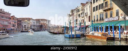 Venise, vue sur le canal Grande depuis un bateau sous le pont du Rialto Banque D'Images