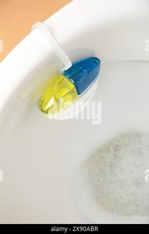 Nettoyez la cuvette des toilettes avec des boules nettoyantes et rafraîchissantes. Boules multicolores de nettoyant pour cuvette de toilettes. Vue de dessus Banque D'Images