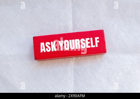 Posez-vous des mots écrits sur un bloc wodoen rouge avec un fond blanc. Symbole conceptuel se poser. Copier l'espace. Banque D'Images