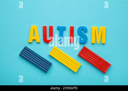 Autisme. Trouble du spectre autistique. Mot autisme fait avec de la pâte à modeler sur fond bleu. Vue de dessus Banque D'Images