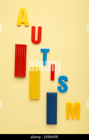 Autisme. Trouble du spectre autistique. Mot autisme fait avec de la pâte à modeler sur fond beige. Vue de dessus Banque D'Images