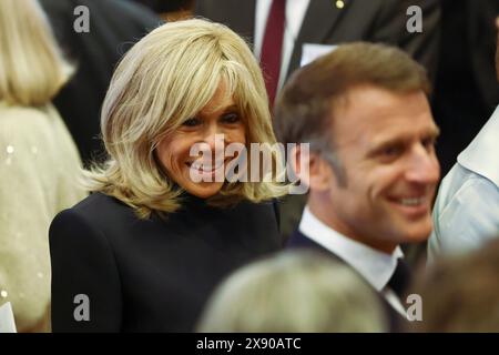 28 mai 2024, Rhénanie-du-Nord-Westphalie, Münster : Brigitte Macron, épouse du Président de la République française, se promène aux côtés d’Emmanuel Macron, Président de la République française, après avoir reçu le Prix international de la paix de Westphalie dans la salle de bal de l’historique Hôtel de ville de Münster. Le président français Macron et son épouse effectuent une visite d'État de trois jours en Allemagne à l'invitation du président fédéral Steinmeier. Photo : Rolf Vennenbernd/dpa Banque D'Images