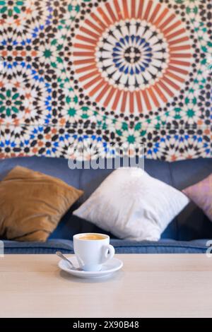 Café dans un café marocain à l'atmosphère arabe Banque D'Images