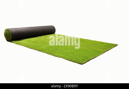 Tapis d'herbe artificielle vert roulé isolé sur un fond blanc. Elément extérieur Banque D'Images