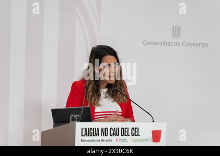 La porte-parole du gouvernement catalan tient une conférence de presse pour expliquer qu’il a été décidé de réduire les restrictions de sécheresse dans la région de Gérone, la seule qui est restée en état d’urgence en raison de la sécheresse en Catalogne. La portavoz del gobierno Catalán comparece en rueda de prensa para explicar que se ha decidido reducir las restricciones por la sequ&#xed;a en la zona de Girona, la &#XFA;nica que segu&#xed;a en emergencia por sequ&#xed;a en Catalu&#xf1;a... DANS LE pic:patricia Plaja News Politics -Barcelone, Espagne mardi 28 mai 2024 (photo par Eric Renom/LaPresse) Banque D'Images