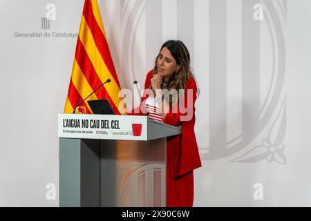 La porte-parole du gouvernement catalan tient une conférence de presse pour expliquer qu’il a été décidé de réduire les restrictions de sécheresse dans la région de Gérone, la seule qui est restée en état d’urgence en raison de la sécheresse en Catalogne. La portavoz del gobierno Catalán comparece en rueda de prensa para explicar que se ha decidido reducir las restricciones por la sequ&#xed;a en la zona de Girona, la &#XFA;nica que segu&#xed;a en emergencia por sequ&#xed;a en Catalu&#xf1;a... DANS LE pic:patricia Plaja News Politics -Barcelone, Espagne mardi 28 mai 2024 (photo par Eric Renom/LaPresse) Banque D'Images