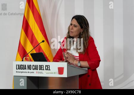 La porte-parole du gouvernement catalan tient une conférence de presse pour expliquer qu’il a été décidé de réduire les restrictions de sécheresse dans la région de Gérone, la seule qui est restée en état d’urgence en raison de la sécheresse en Catalogne. La portavoz del gobierno Catalán comparece en rueda de prensa para explicar que se ha decidido reducir las restricciones por la sequ&#xed;a en la zona de Girona, la &#XFA;nica que segu&#xed;a en emergencia por sequ&#xed;a en Catalu&#xf1;a... DANS LE pic:patricia Plaja News Politics -Barcelone, Espagne mardi 28 mai 2024 (photo par Eric Renom/LaPresse) Banque D'Images