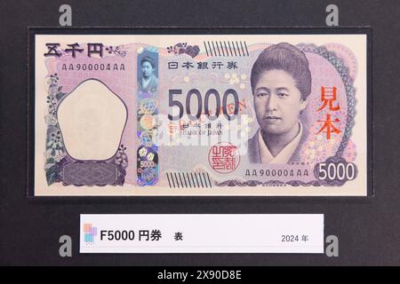 Nouveau billet japonais de 5000 yens exposé à l'intérieur du Musée de la monnaie de l'Institut d'études monétaires et économiques de la Banque du Japon. Les nouveaux billets commenceront à circuler à partir du 3 juillet 2024. Il s'agit de la première refonte depuis 20 ans. La femme sur le billet de banque est Tsuda Umeko, une pionnière de l’enseignement supérieur pour les femmes. Elle fonde l'un des premiers collèges privés pour femmes au Japon, Joshi Eigaku Juku (aujourd'hui Université Tsuda). Banque D'Images