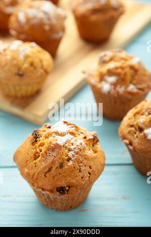 Muffins à la vanille. Cupcakes sucrés sur fond bleu. Vue de dessus. Banque D'Images