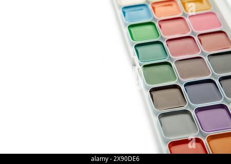 Vue de dessus des peintures à l'aquarelle dans une boîte isolée sur blanc arrière-plan avec masque Banque D'Images