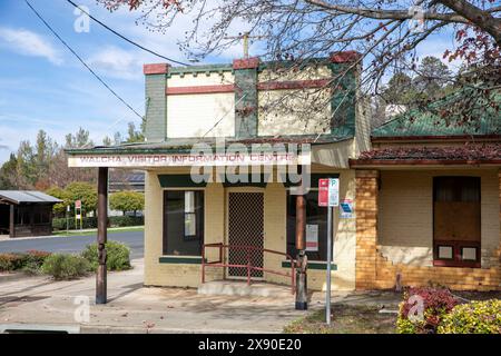 Centre-ville de Walcha dans le nord des tablelands de Nouvelle-Galles du Sud avec l'ancien bureau d'information touristique de walcha maintenant fermé et vide, Nouvelle-Galles du Sud, Australie Banque D'Images