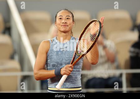 Paris, France. 28 mai 2024. Thierry Larret/Maxppp. Tennis. Roland Garros 2024. International de France de tennis. Stade Roland Garros, Paris (75). Le 28 mai 2024. Court Philippe Chatrier : Qinwen ZHENG (CHN) vs Alize CORNET (FRA) crédit : MAXPPP/Alamy Live News crédit : MAXPPP/Alamy Live News Banque D'Images