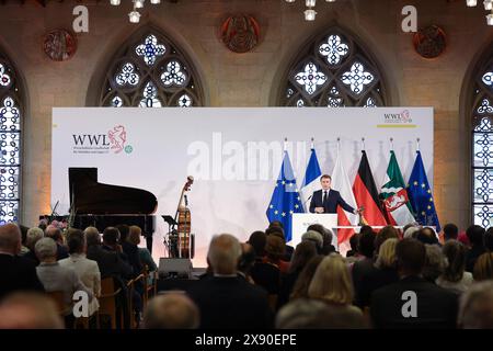 28 mai 2024, Rhénanie-du-Nord-Westphalie, Münster : Emmanuel Macron, Président de la République française, prend la parole dans la salle de bal de la mairie historique de Münster lors de la cérémonie de remise du Prix international de la paix de Westphalie. Le président français Macron et son épouse effectuent une visite d'État de trois jours en Allemagne à l'invitation du président fédéral Steinmeier. Photo : Rolf Vennenbernd/dpa Banque D'Images