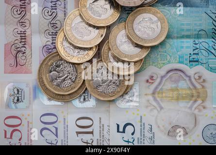 Billets et pièces en livres sterling. De plus en plus de gens utilisent maintenant des cartes de crédit et de débit pour la commodité plutôt que de l'argent comptant. Crédit : Maureen McLean/Alamy Banque D'Images