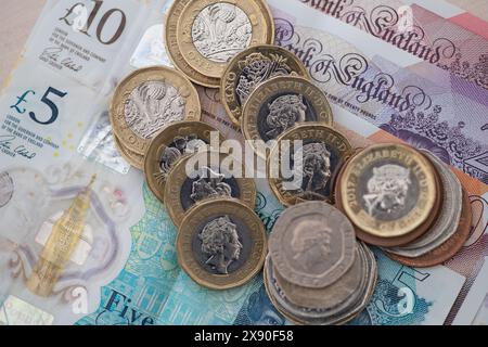 Billets et pièces en livres sterling. De plus en plus de gens utilisent maintenant des cartes de crédit et de débit pour la commodité plutôt que de l'argent comptant. Crédit : Maureen McLean/Alamy Banque D'Images