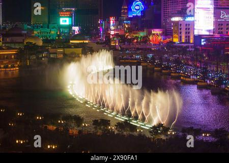 Las Vegas, Nevada - 14 avril 2024 : vue sur les fontaines dansantes du Bellagio depuis une chambre d'hôtel Banque D'Images