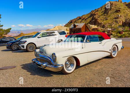 Nelson, Nevada - 15 avril 2024 : vue rapprochée d'une voiture Buick classique et de quelques voitures modernes garées dans une ville fantôme Banque D'Images