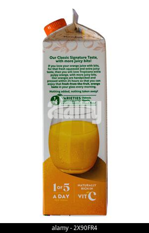 Informations sur le côté du carton de Tropicana Extra Pulpy Orange avec des bits plus juteux isolés sur fond blanc Banque D'Images