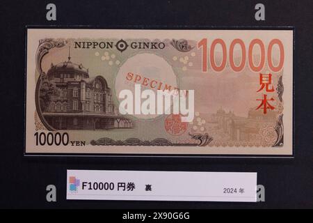 Tokyo, Japon. 27 mai 2024. Nouveau billet japonais de 10,000 yens exposé à l'intérieur du Musée de la monnaie de l'Institut d'études monétaires et économiques de la Banque du Japon. Les nouveaux billets commenceront à circuler à partir du 3 juillet 2024. Il s'agit de la première refonte depuis 20 ans. L’illustration au dos du billet représente la gare de Tokyo (bâtiment de la gare de Marunouchi), une structure historique communément connue sous le nom de « gare de briques rouges ». (Photo de Stanislav Kogiku/SOPA images/Sipa USA) crédit : Sipa USA/Alamy Live News Banque D'Images