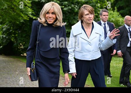 Greven, Allemagne. 28 mai 2024. Brigitte Macron (à g.), épouse du président de la République française, et Elke Büdenbender, épouse du président fédéral, traversent le parc du château de Wilkinghege. Le président français Macron et son épouse effectuent une visite d'État de trois jours en Allemagne à l'invitation du président fédéral Steinmeier. Crédit : David Inderlied/dpa/Alamy Live News Banque D'Images