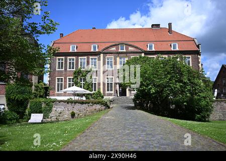 Greven, Allemagne. 28 mai 2024. Macron, président de la République française, et le président fédéral Steinmeier déjeunent avec leurs épouses au Wilkinghege Palace. Le président français Macron et son épouse effectuent une visite d'État de trois jours en Allemagne à l'invitation du président fédéral Steinmeier. Crédit : David Inderlied/dpa/Alamy Live News Banque D'Images