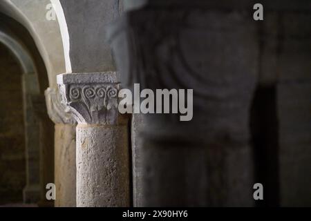 28 mai 2024, Saxe-Anhalt, Hadmersleben : les colonnes et les chapiteaux de l'aile sud de l'église inférieure de l'ancienne église monastère de Saint Pierre et Paul à Hadmersleben. Les colonnes et les chapiteaux de l'allée sud appartenaient à la première église ottonienne. Le monastère auquel appartenait l'église a été fondé par l'évêque Bernhard von Halberstadt en 961. Cela peut être vu d'une charte de fondation, qui est dit contenir la signature du jeune roi Otto Ier aujourd'hui, l'église du monastère se dresse au-dessus de l'église inférieure, dont la construction a commencé en 1160. Une reconstruction supplémentaire Banque D'Images