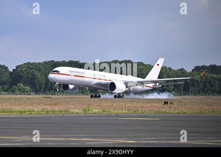 Greven, Allemagne. 28 mai 2024. Un avion du gouvernement atterrit à l'aéroport de Münster/Osnabrück avec Macron, président de la République française, et le président fédéral Steinmeier. Le président français Macron et son épouse effectuent une visite d'État de trois jours en Allemagne à l'invitation du président fédéral Steinmeier. Crédit : David Inderlied/dpa/Alamy Live News Banque D'Images