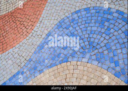 texture d'un trottoir pavé de dalles de pavage multicolores Banque D'Images