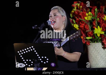 Vivir Quintana, activiste, compositeur et auteur-compositeur-interprète mexicain, chante sa dernière chanson 'Companera Presidenta' au Polyforum Siqueiros, une chanson adressée aux candidats à la présidence du Mexique, à Mexico, Mexique, le 27 mai 2023. (Photo de Luis Marin/Eyepix Group) (photo de Eyepix/NurPhoto) Banque D'Images