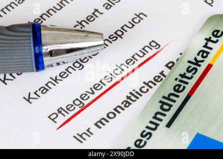 Image de symbole de l'assurance maladie (Allemagne) : gros plan d'un formulaire de compagnie d'assurance maladie avec un aperçu des cotisations Banque D'Images