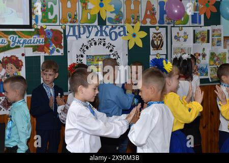 Le village de Shevchenkovo. Région de Kiev. Ukraine. 09.01.2023. Les élèves de première année apprennent à connaître la classe scolaire et les uns les autres. Banque D'Images