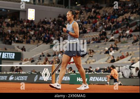 Paris, France. 28 mai 2024. Zheng Qinwen, de Chine, réagit lors du match de premier tour féminin contre Alize Cornet, de France, au tournoi français de tennis à Roland Garros, à Paris, le 28 mai 2024. Crédit : Gao Jing/Xinhua/Alamy Live News Banque D'Images