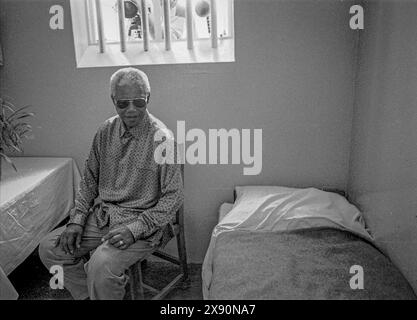 10 février 1995, Robben Island - le président Nelson Mandela visite son ancienne cellule dans la célèbre prison de Robben Island, au large de la côte du Cap, où il a passé 19 de ses 27 années en prison. Crédit photo : Eric Miller / african.Pictures Banque D'Images