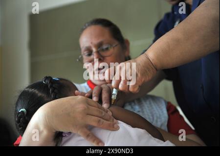 22 mars 2012, Wallacedene Settlement, Western Cape - innoculation de la santé des jeunes enfants. Wallacedene est une colonie de logements informelle située à la périphérie orientale de Kraaifontein, en Afrique du Sud. La colonie a été établie dans les années 1980 lorsque l'assouplissement des lois sur les laissez-passer a permis aux populations rurales de migrer plus facilement vers les centres urbains. Crédit photo : Eric Miller / african.Pictures Banque D'Images