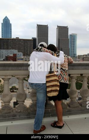 Ce couple profite d’un moment intime dans un cadre urbain. Banque D'Images