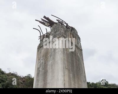 Restes de bâtiment avec des barres d'acier exposées Banque D'Images