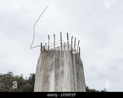 Restes de bâtiment avec des barres d'acier exposées Banque D'Images