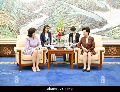 Pékin, Chine. 28 mai 2024. Shen Yiqin, conseillère d'État chinoise, également présidente de la Fédération chinoise des femmes, rencontre Natalia Kochanova, présidente du Conseil de la République de l'Assemblée nationale du Bélarus, à Beijing, capitale de la Chine, le 28 mai 2024. Crédit : Gao Jie/Xinhua/Alamy Live News Banque D'Images