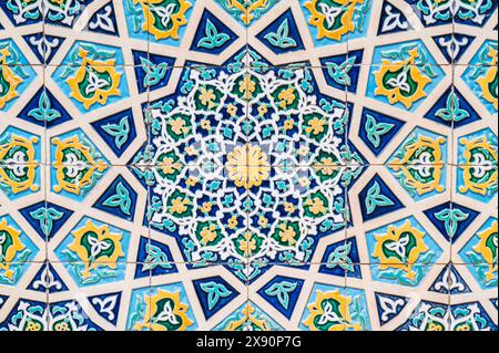 Vieux carreaux de céramique avec un motif traditionnel arabe ouzbek décoré d'ornements asiatiques en Ouzbékistan Banque D'Images