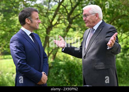 Greven, Allemagne. 28 mai 2024. Après le déjeuner ensemble, Emmanuel Macron (g), Président de la République française, et le Président fédéral Frank-Walter Steinmeier traversent le parc du château de Wilkinghege. Le président français Macron et son épouse effectuent une visite d'État de trois jours en Allemagne à l'invitation du président fédéral Steinmeier. Crédit : David Inderlied/dpa/Alamy Live News Banque D'Images