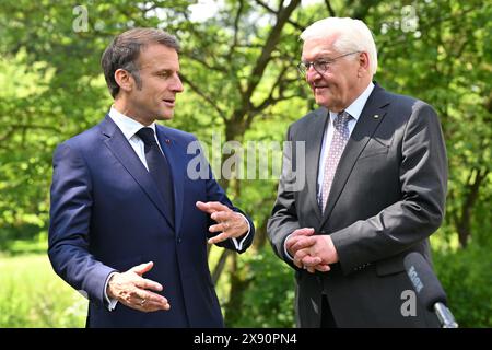 Greven, Allemagne. 28 mai 2024. Après le déjeuner ensemble, Emmanuel Macron (g), Président de la République française, et le Président fédéral Frank-Walter Steinmeier traversent le parc du château de Wilkinghege. Le président français Macron et son épouse effectuent une visite d'État de trois jours en Allemagne à l'invitation du président fédéral Steinmeier. Crédit : David Inderlied/dpa/Alamy Live News Banque D'Images
