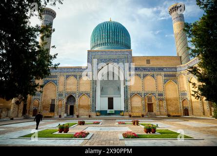 Extérieur du mausolée Gur Emir avec dôme et tours du célèbre souverain historique asiatique Amir Timur dans le centre de Samarcande, Ouzbékistan Banque D'Images