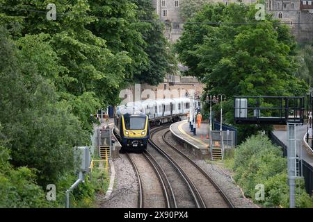 28 mai 2024. Vue sur le château de Windsor, alors qu'un train du South Western Railway quitte la gare Windsor & Eton Riverside à Windsor, Berkshire, en route vers Waterloo à Londres. Les trains devraient être occupés cette semaine car c'est la mi-session de l'école. Crédit : Maureen McLean/Alamy Banque D'Images